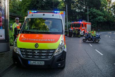 Stuttgart: Motorrradfahrer prallt in PKW und wird schwer verletzt
